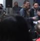 Captura del momento en el que el camarero del 15M, a la derecha, interrumpe el arranque de la conferencia del dirigente de Podemos, Juan Carlos Monedero