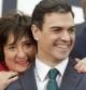 El líder del PSOE, Pedro Sánchez, junto a la presidenta del grupo del PES para cuestiones de Mujer, la húngara Zita Gurmai, momentos antes de posar en la foto de familia de la cumbre que celebran unos cuarenta líderes socialdemócratas en Madrid.