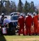 Fernando Alonso de España y McLaren Honda recibe asistencia médica después de estrellarse en el Circuit de Catalunya de Montmeló.