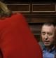 El diputado Joan Baldoví, de Compromis-Equo, se sienta tras sufrir un mareo en la tribuna de oradores, durante la segunda jornada del debate del estado de la nación en el Congreso de los Diputados.