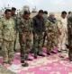 Soldados y milicianos chiíes rezan tras la toma de la localidad de Hamrin, en el curso de la ofensiva sobre Tikrit, el martes
