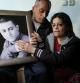 Los padres de Mohamed Musalam, con el retrato de su hijo en su casa, en Jerusalén Este