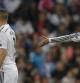 Cristiano Ronaldo y Karim Benzema se quejan de un mal pase de sus compañeros