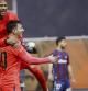 El delantero argentino del FC Barcelona Lionel Messi (i) celebra con su compañero, el brasileño Neymar jr., el gol marcado al Eibar de penalti durante el partido de la vigésima séptima jornada de liga de Primera División, disputado esta tarde en el estadio de Ipurua