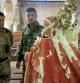 Un peshmerga kurdo y el comandante cristiano Safa Khamro, ante la imagen destruida del Sagrado Corazón en una iglesia de Taleskef