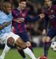 Messi y Kompany disputan un balón bajo la atenta mirada de Suárez en el Barça - Manchester City