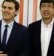 El líder de Ciudadanos, AlbertRivera (i), posa junto al candidato de este partido a la Presidencia de la Junta, Juan Marín (d)