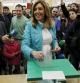 Susana Díaz, rodeada por periodistas y curiosos en el momento de su voto