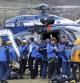 Miembros de la Gendarmería francesa se agrupan junto a un helicóptero cerca del lugar donde se estrelló un Airbus A320 que operaba la compañía alemana Germanwings con 150 personas a bordo, en Seyne-les Alps, Francia, hoy, 24 de marzo de 2015. La Gendarmería cree que tardará varios días en recuperar los cuerpos del avión siniestrado hoy en los Alpes, ya que los restos se encuentran dispersos y en un perímetro de una hectárea de muy difícil acceso