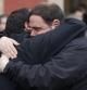 Los líderes de ERC, Oriol Junqueras y de la CUP, David Fernández, se abrazan al finalizar el minuto de silencio, realizado hoy a las puertas del Parlament de Catalunya, en señal de duelo por el siniestro del avión en el que viajaban de Barcelona a Dusseldorf 150 personas, 45 de ellos con apellido español que se estrelló en los Alpes franceses.