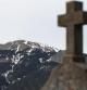Vista de la cordillera alpina, con restos de nieve en las cumbres más altas, desde el cementerio de Seyne-les-Alpes, una localidad traumatizada por el accidente del martes