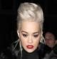 Rita Ora luce un fino jersey que termina por transparentar sus pechos
