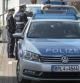 Varios policías vigilan delante de la casa en la que supuestamente residía el copiloto alemán Andreas Lubitz con sus padres en Montabaur (Alemania)