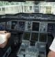 Imagen de dos pilotos preparándose antes de un vuelo en la cabina de un Airbus A380