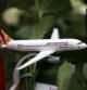 Un avión de juguete de Germanwings entre velas y flores en la sede central de la aerolínea en Colonia