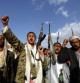 Miembros de los rebeldes hutíes armados participan en una manifestación en contra de la intervención de la coalición liderada por Arabia Saudí en Saná, Yemen