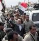 El primer ministro, Haider al-Abadi, hondea la bandera iraquí por la ciudad de Tikrit, recuperada del Estado Islámico
