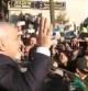 El jefe negociador iraní, Mohamad Yavad Zarif, es recibido por una multitud en el aeropuerto de Teherán