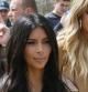 Kim Kardashian y su hermana Klhoe pasean por el Parque Victory en Yerevan, Armenia.