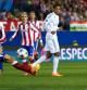 El centrocampista croata del Real Madrid Luka Modric (d) dispara a puerta ante la oposición de Mario Suárez, del Atlético de Madrid, durante el partido de ida de cuartos de final de Liga de Campeones que se disputa esta noche en el estadio Vicente Calderón