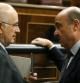 El ministro de Economía, Luis de Guindos, conversa con el líder de Unió, Josep Antoni Duran Lleida (i), al inicio hoy del pleno del Congreso de los Diputados.