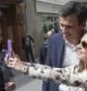 El secretario general del PSOE, Pedro Sánchez, se hace un selfie en presencia de la alcaldesa de Santa Coloma de Gramenet, Núria Parlón, durante su visita a la localidad, en el segundo día de la gira de tres que Sánchez realiza por Catalunya.