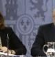 El ministro de Hacienda, Cristóbal Montoro, junto a la vicepresidenta del Gobierno, Soraya Sáenz de Santamaría, durante la rueda de prensa ofrecida tras la reunión del Consejo de Ministros, hoy en el Palacio de la Moncloa.