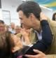 El líder del PSOE, Pedro Sánchez, recibe el abrazo de una simpatizante a su llegada a la Convención Municipal de la Agrupación Socialista de Reus, acompañado del alcaldable socialista de la localidad, Francesc Vallès.
