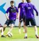 Los jugadores del Barcelona, al comienzo del entrenamiento de ayer, la única sesión preparatoria para el partido contra el Valencia