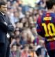 Luis Enrique observa a Messi desde la banda durante el partido contra el Valencia