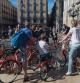 Una familia de turistas pasea en bicicleta por Barcelona