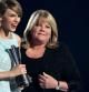 Taylor Swift recibe el premio de manos de su madre