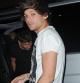 Louis Tomlinson sale de un bar