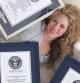 Shakira posa con sus tres récords Guinnes