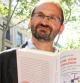 El coordinador general de ICV, Joan Herrera, enseña uno de los libros que recomienda por Sant Jordi