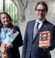 Artur Mas, president de la Generalitat, muestra el libro que le ha regalado su esposa.