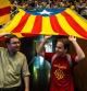 Manifestantes independentistas muestran una estelada en el acto de la ANC en el Palau Sant Jordi
