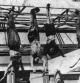 Los cadáveres de Mussolini y su amante Clara Petacci expuestos y profanados en la plaza Loreto de Milán, tras ser fusilados por los partisanos comunistas en Giulino di Mezzegra, región de Como