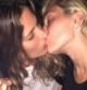 Miley Cyrus se besa con una chica