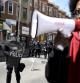 Un ciudadano protesta en Baltimore ante la presencia de la policía
