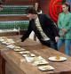 El jurado Jordi Cruz rompe el plato de Pablo, un aspirante a 'Masterchef', ante la sorpresa del resto de compañeros