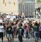 Un grupo de ciudadanos celebra la imputación de seis policías por la muerte de Freddy Gray