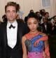 El actor Robert Pattinson presenta a su novia, la cantante FKA Twigs, en el Metropolitan Museum of Art's Costume Institute, para la gala de los MET