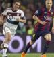 El centrocampista del Bayern de Munich Philipp Lahm (i) persigue a Andrés Iniesta, del FC Barcelona, durante el partido de ida de la semifinal de la Liga de Campeones que se juega esta noche en el Camp Nou, en Barcelona