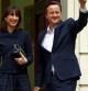 David Cameron y su esposa Samantha en la sede de los conservadores en Londres