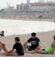 Unos jóvenes se relajan en la playa del Miracle de Tarragona por la ola de calor que afecta a Catalunya y que ha elevado los termómetros a temperaturas hasta ahora nunca vistas en un mes de mayo