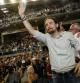 El líder de Podemos, Pablo Iglesias, saluda a su llegada al acto central de la campaña de su formación de cara a las elecciones del 24 de mayo en Alicante