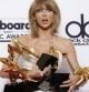 Taylor Swift posa con las estatuillas de los Billboard Music Awards