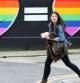 Una mujer camina delante de un mural a favor del matrimonio homosexual, este jueves en Dublín