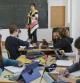Un profesora imparte una clase de matemáticas a alumnos de 3º de ESO